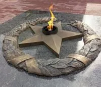 Бронзовый венок со звездой вечного огня в Светлогорске (518550)