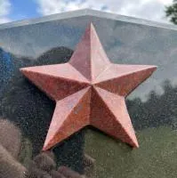 Красная звёздочка на гранитной плите в Светлогорске (518416)